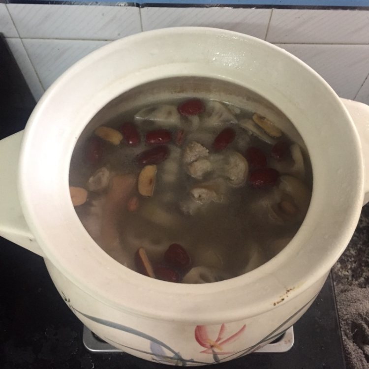 花生莲藕猪脚汤步骤5