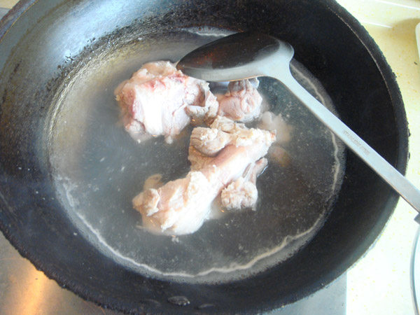白萝卜羊血煲猪骨步骤1