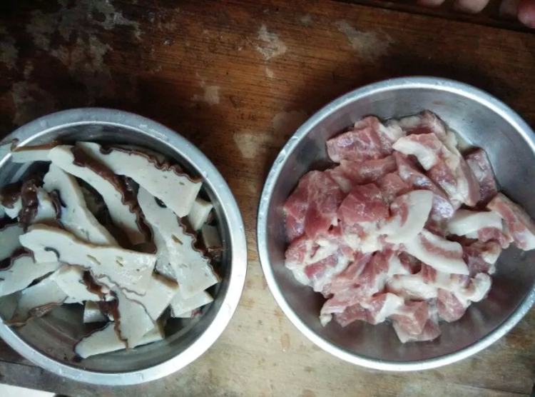 木耳鱼糕炒荷兰豆步骤2
