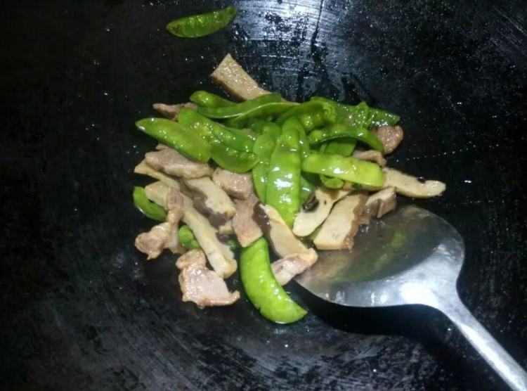 木耳鱼糕炒荷兰豆步骤5