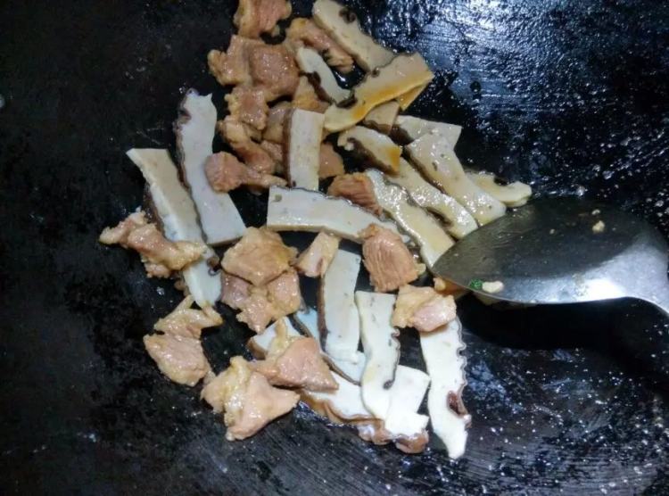 木耳鱼糕炒荷兰豆步骤4