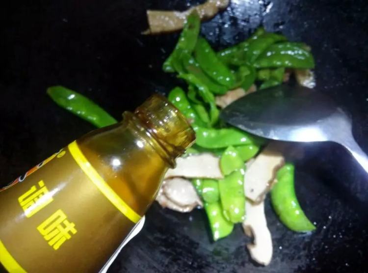 木耳鱼糕炒荷兰豆步骤6
