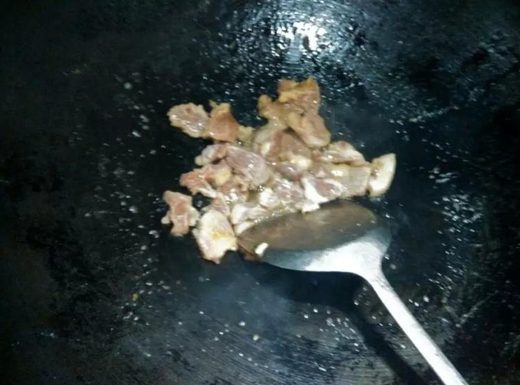 木耳鱼糕炒荷兰豆步骤3