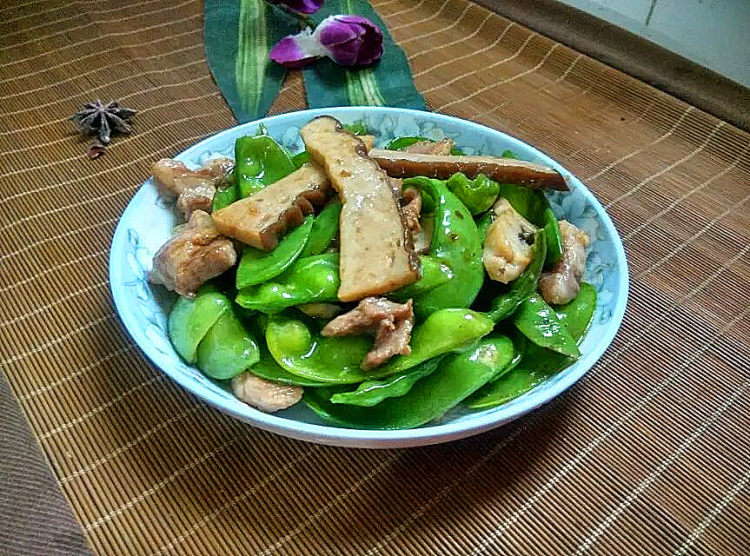 木耳鱼糕炒荷兰豆步骤7