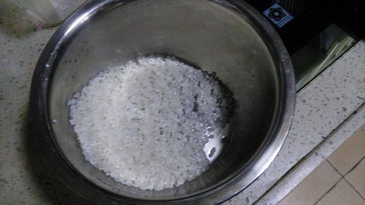白菜西红柿瑶柱粥步骤1