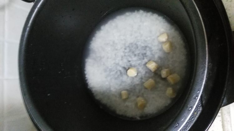 白菜西红柿瑶柱粥步骤2