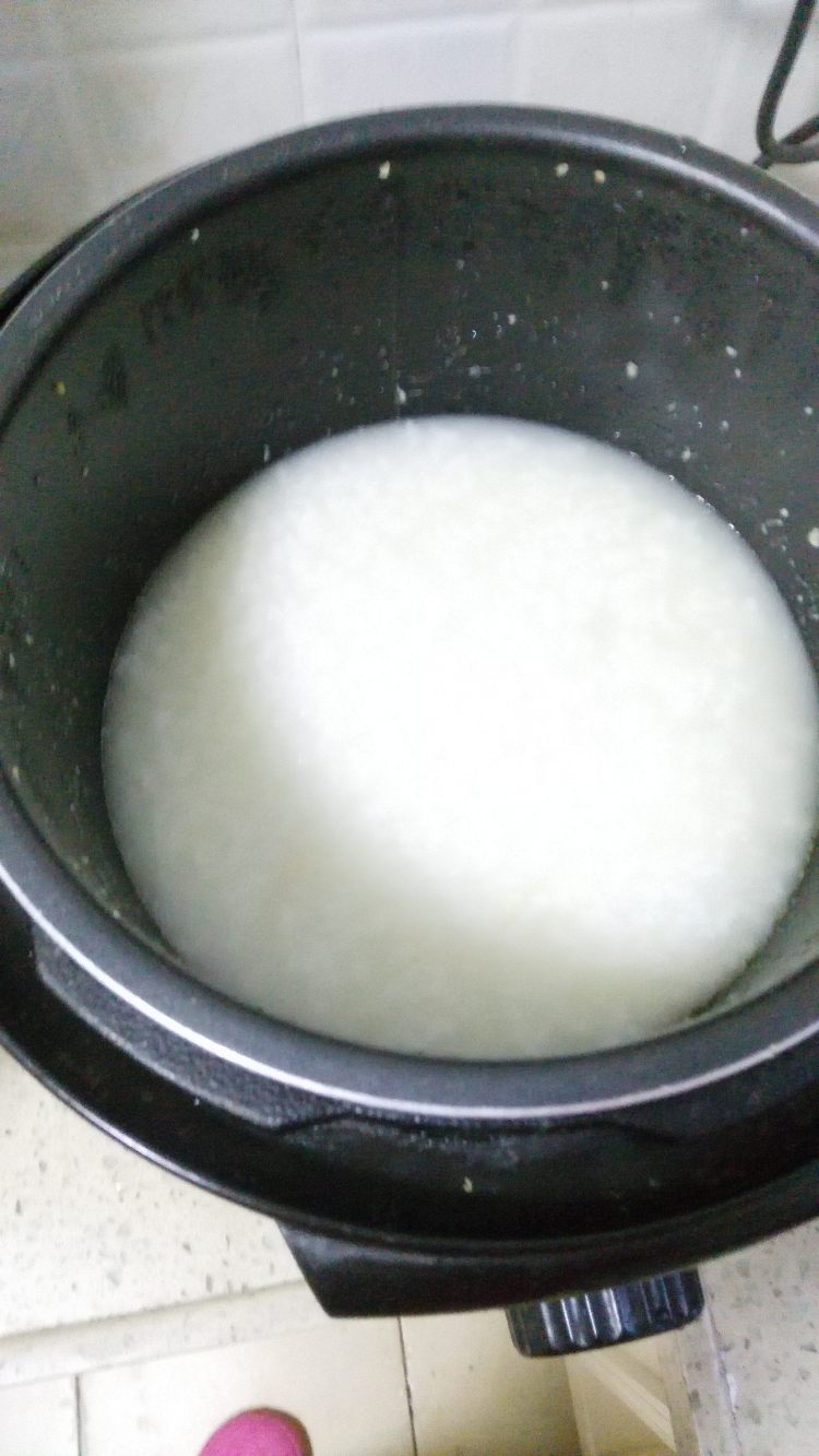 白菜西红柿瑶柱粥步骤4