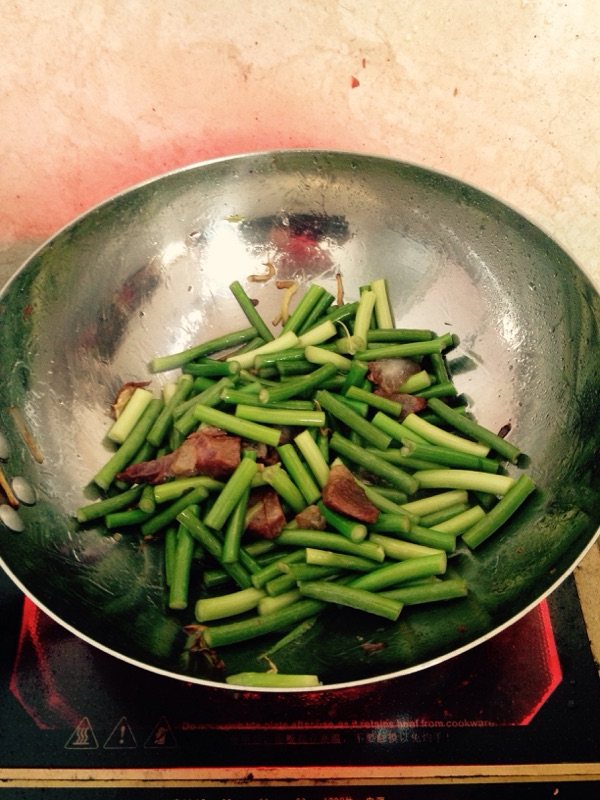 熟肉炒蒜苔步骤6