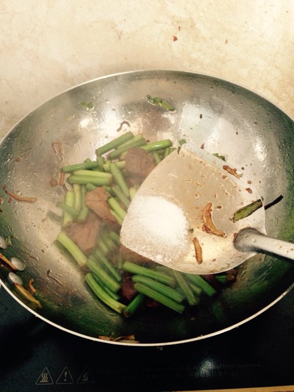 熟肉炒蒜苔步骤9