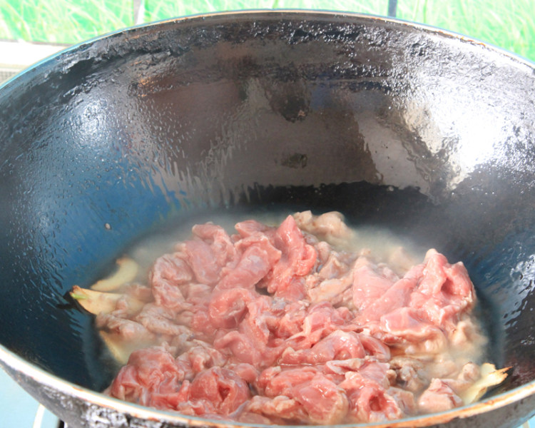 青椒番茄炒牛肉步骤5