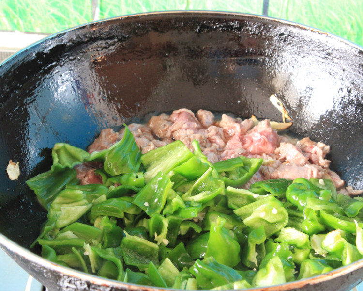 青椒番茄炒牛肉步骤6