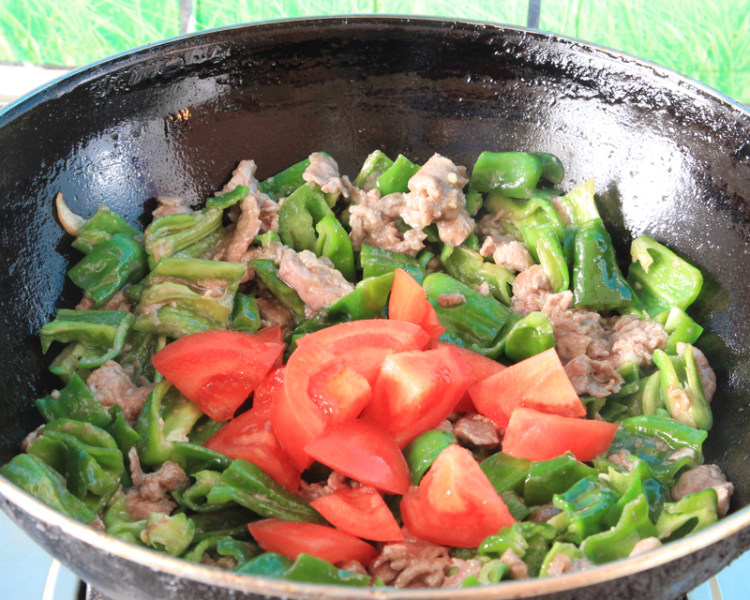 青椒番茄炒牛肉步骤7