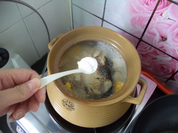 玉米淮山鲫鱼汤步骤12