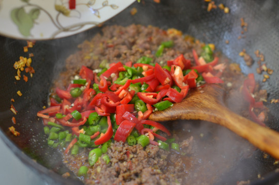 尖椒牛肉末步骤9