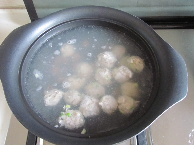 蘑菇番茄肉丸汤步骤6