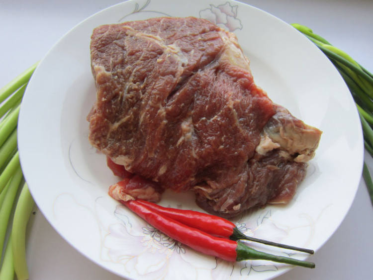 蒜香牛肉粒步骤1
