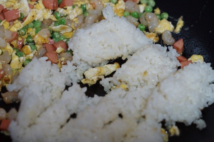 菠萝什锦炒饭步骤8
