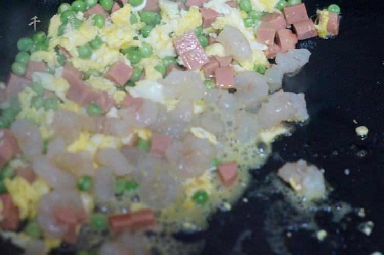 菠萝什锦炒饭步骤7