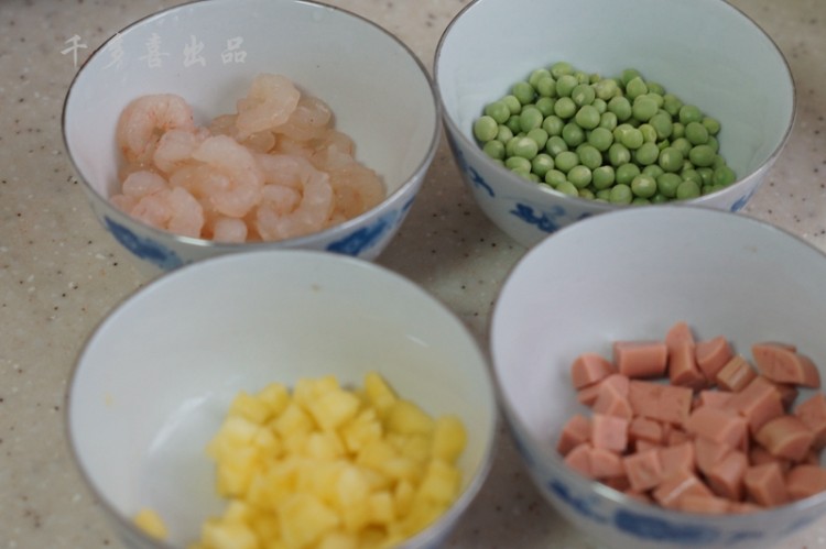 菠萝什锦炒饭步骤4