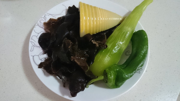 双笋炒木耳步骤1