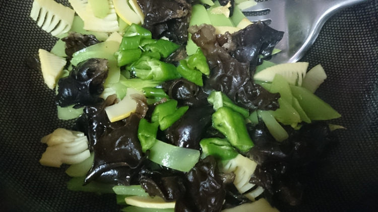 双笋炒木耳步骤7