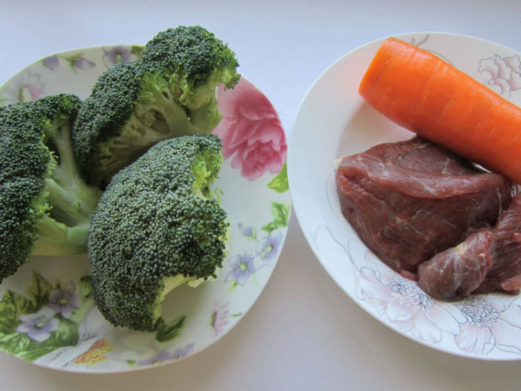 西兰花胡萝卜炒牛肉步骤1