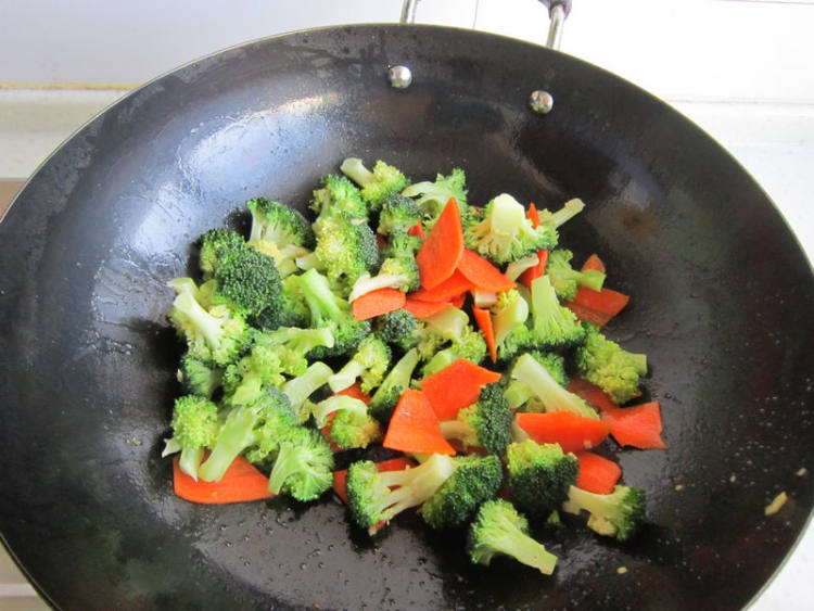 西兰花胡萝卜炒牛肉步骤8