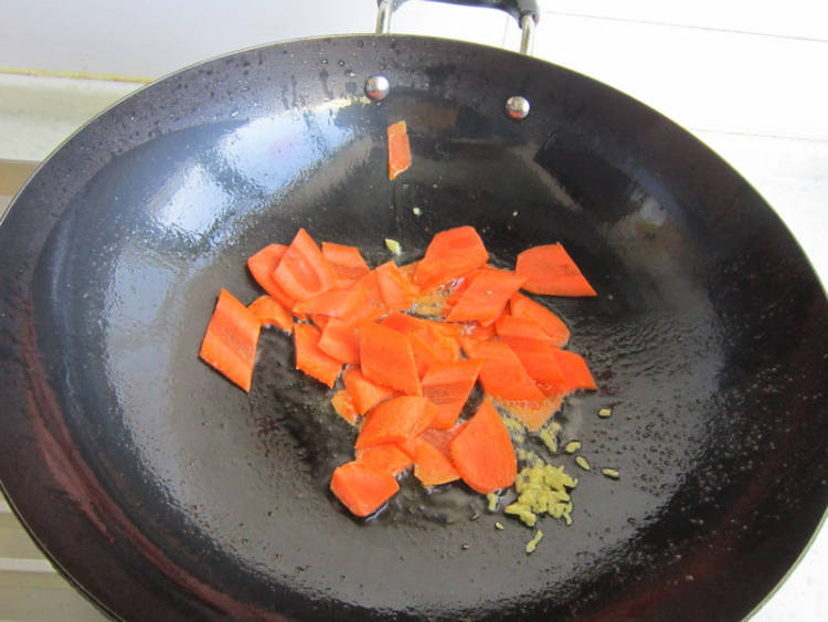 西兰花胡萝卜炒牛肉步骤6