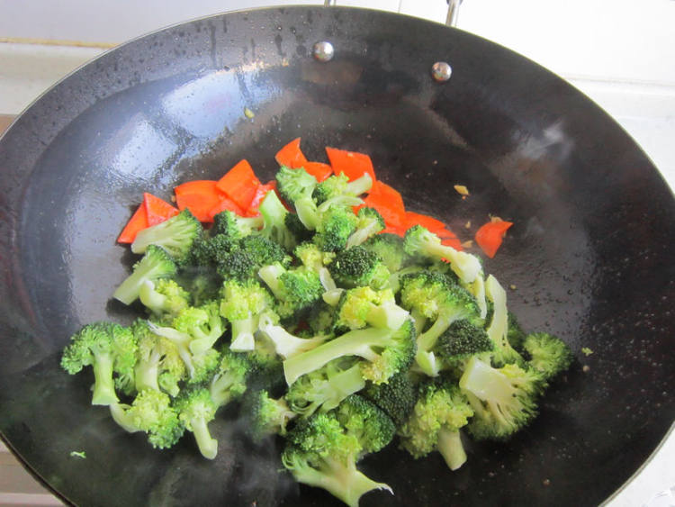 西兰花胡萝卜炒牛肉步骤7