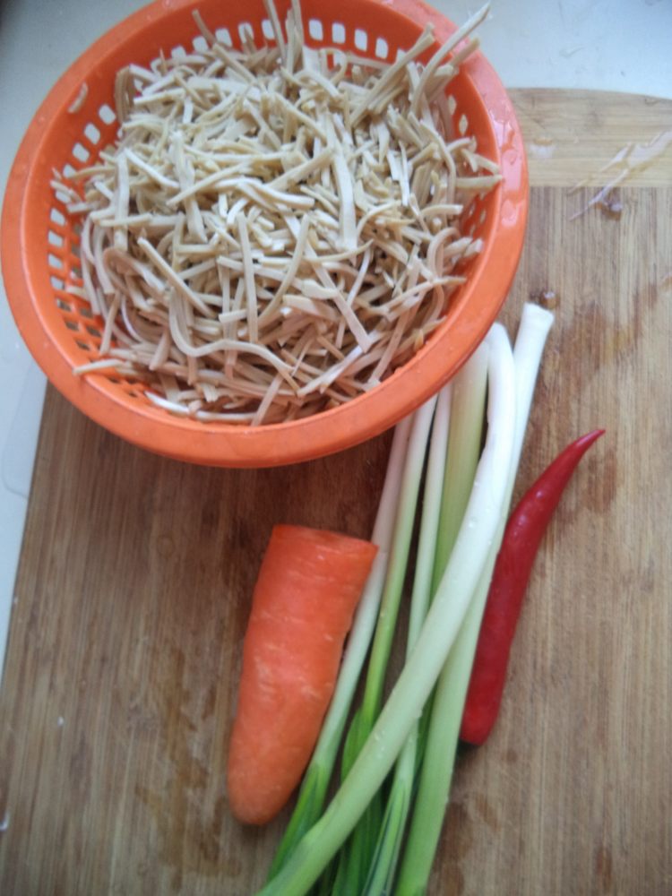 胡萝卜拌豆腐丝步骤1