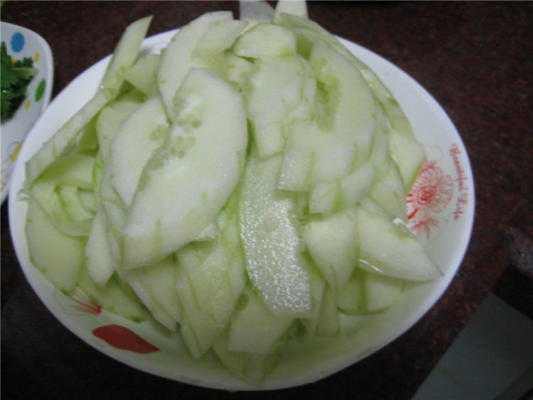 清炒虾仁黄瓜步骤1