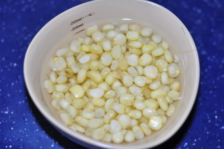 芹菜虾仁玉米蛋饼步骤2