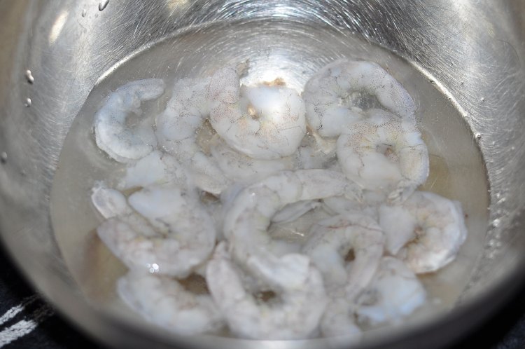 芹菜虾仁玉米蛋饼步骤1
