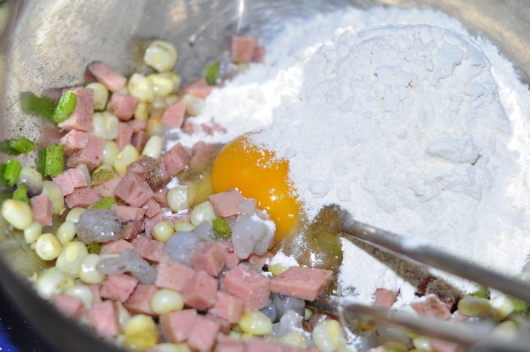 芹菜虾仁玉米蛋饼步骤7