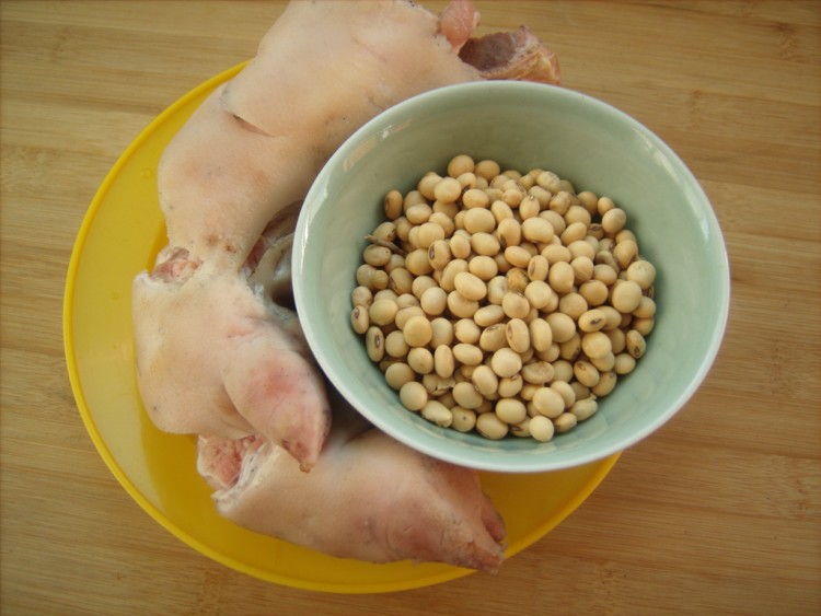 猪手黄豆汤步骤1