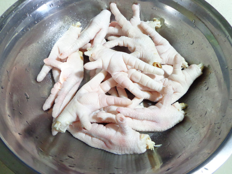 黄豆烧凤爪步骤1