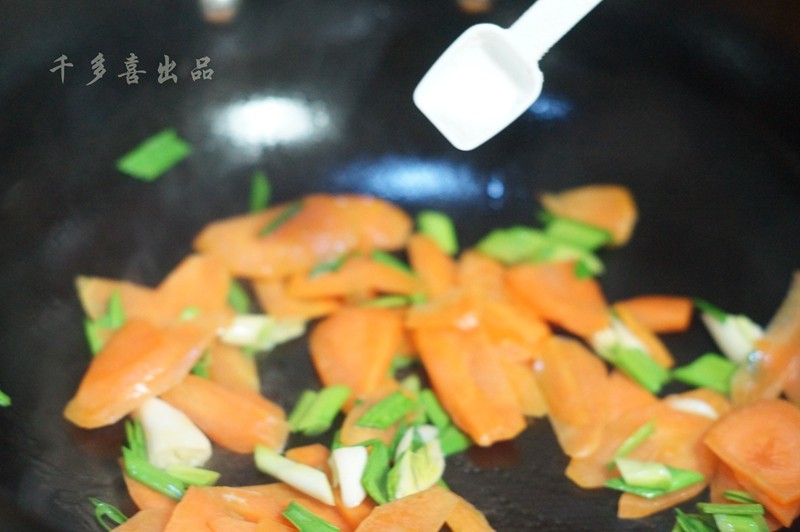 胡萝卜炒肉步骤7