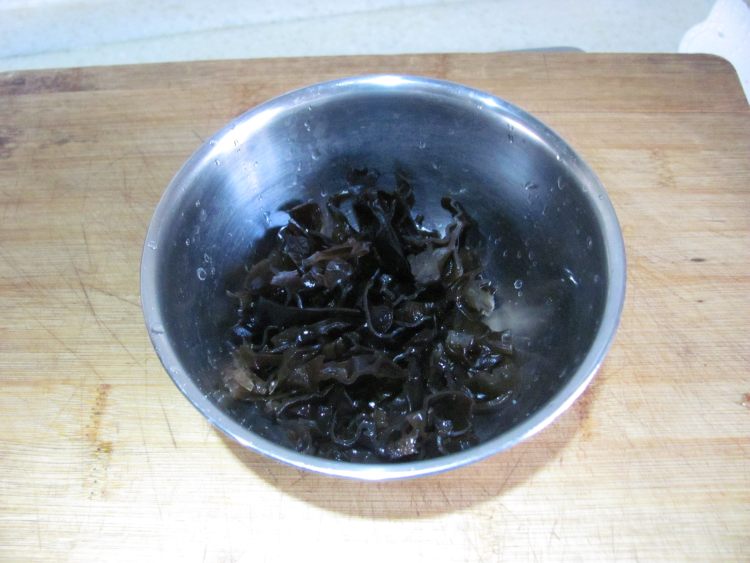 白菜虾仁卷步骤2