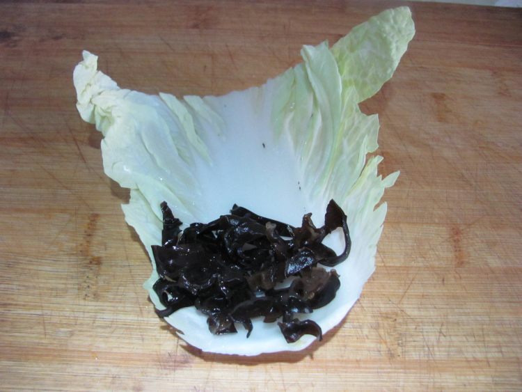 白菜虾仁卷步骤3