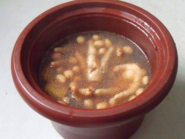 鸡脚花生汤步骤5