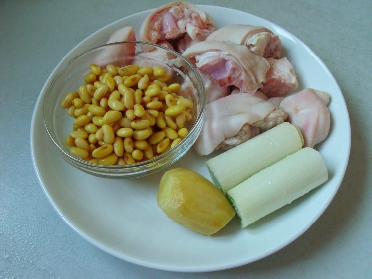 黄豆蹄花汤步骤1