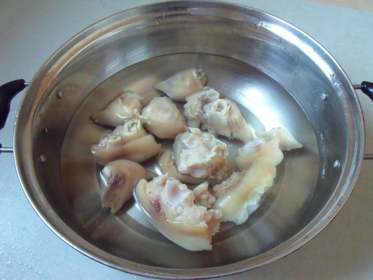 黄豆蹄花汤步骤2
