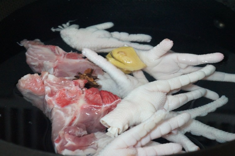 红豆花生米凤爪汤步骤2