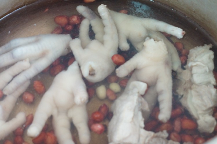 红豆花生米凤爪汤步骤6