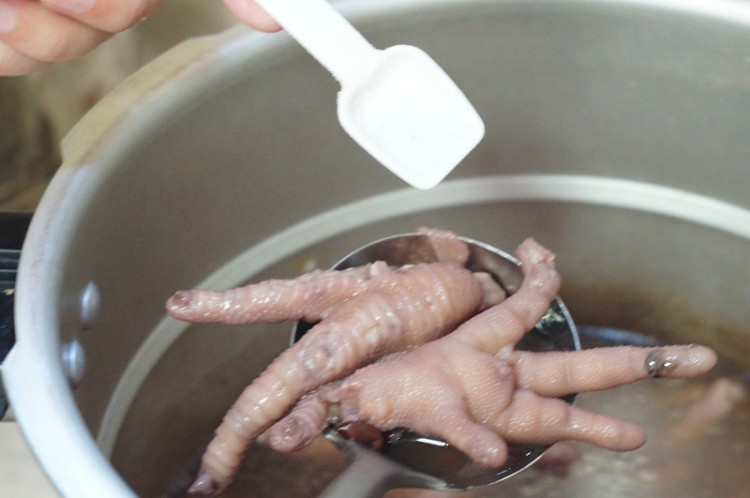 红豆花生米凤爪汤步骤8