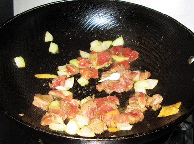 黑椒苹果牛肉粒步骤8