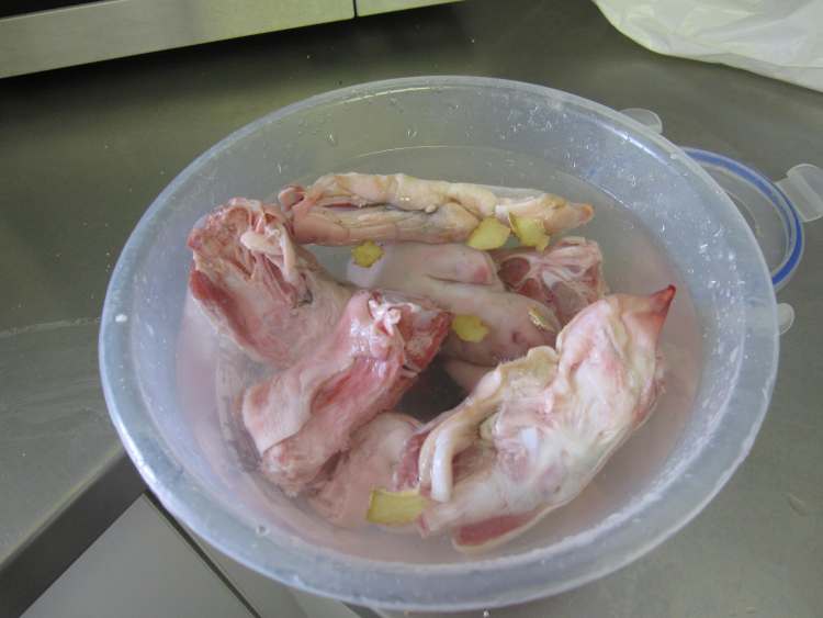 黄豆焖猪手步骤2