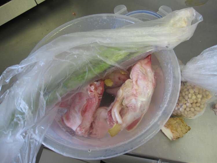 黄豆焖猪手步骤1