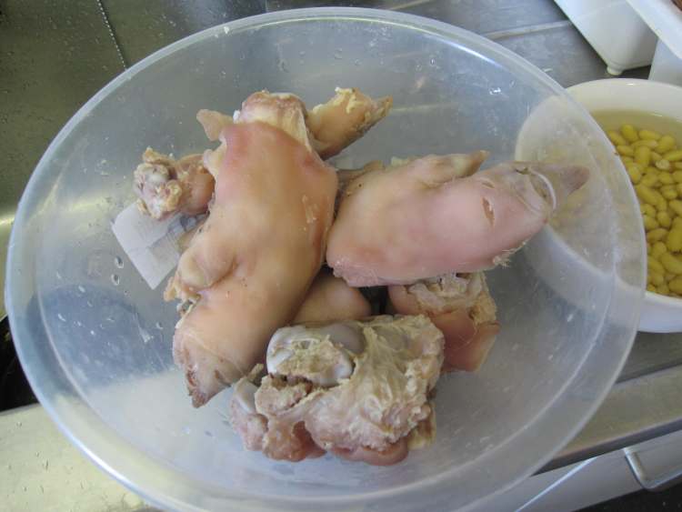 黄豆焖猪手步骤5