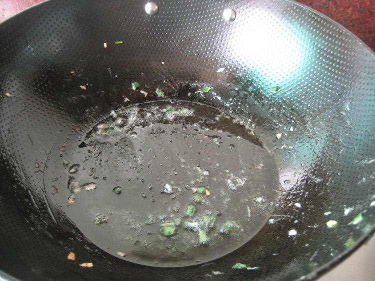 蒜苗虾皮炒蛋步骤9